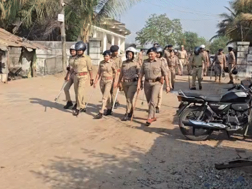 सूरत में गोरक्षकों और पुलिस पर भीड़ का हमला:पुलिसकर्मी के हाथ-पैर टूटे, भारी पुलिस बल ने गांव घेरकर 22 संदिग्ध पकड़े