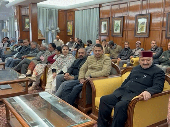 हिमाचल-दिल्ली पुलिस में टकराव पर सियासत गरमाई:राज्यपाल से मिलने पहुंची ‌BJP; ‘संविधान पर हमला बताया’, कांग्रेस बोली- प्रोटोकॉल तोड़ा गया