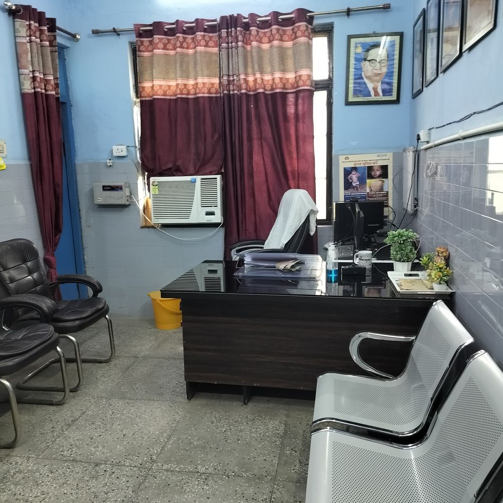 बीकापुर CHC में समय पर नहीं पहुंच रहे डॉक्टर-कर्मचारी:2.25 लाख आबादी का इलाज प्रभावित, अधीक्षक बोले- होगी कार्रवाई