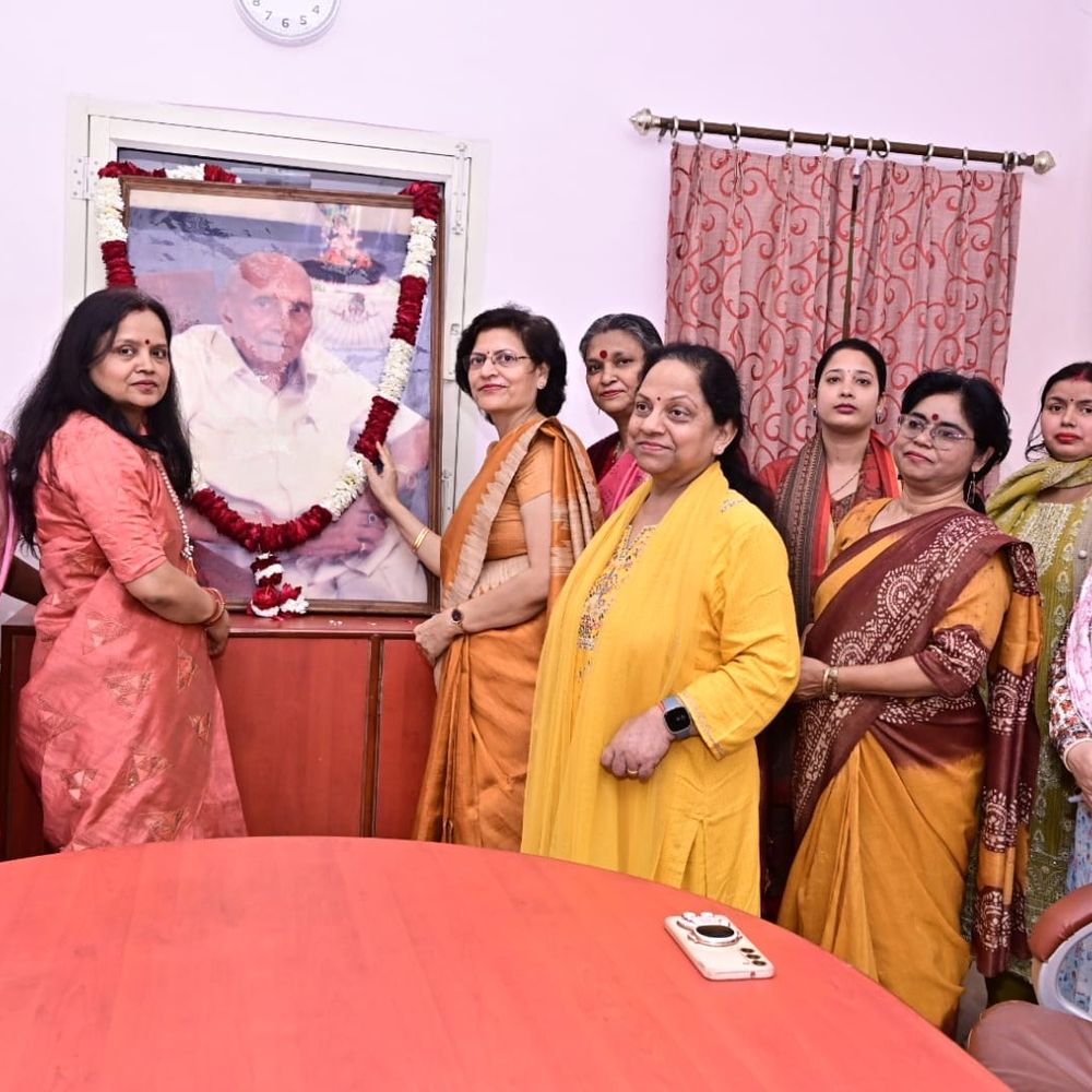 नवयुग कन्या महाविद्यालय में संस्थापक दिवस पर श्रद्धांजलि सभा:दीनदयाल 'बाबूजी' की 112वीं जयंती पर शिक्षाविदों ने किया याद