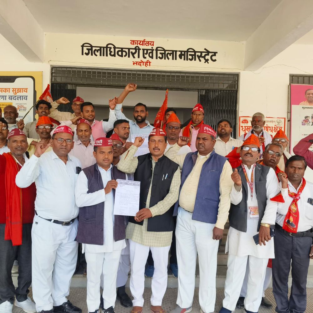 फूलन देवी की प्रतिमा स्थापना की अनुमति मांगी:निषाद पार्टी के कार्यकर्ताओं ने गोपीगंज चौराहे पर प्रतिमा लगाने को लेकर ज्ञापन सौंपा