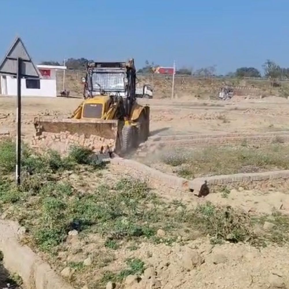 PDA ने प्रयागराज में अवैध प्लाटिंग ध्वस्त की:कानपुर-वाराणसी हाईवे किनारे बिना स्वीकृति काटे जा रहे थे प्लॉट