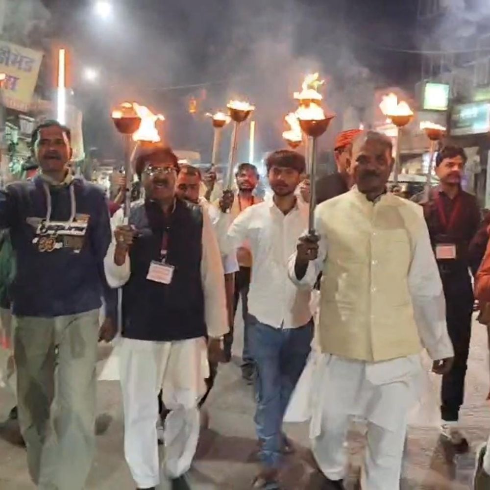हमीरपुर में बुंदेलखंड पृथक राज्य की मांग:मोर्चा ने मशाल जुलूस निकालकर किया प्रदर्शन, यात्रा राजाराम सरकार के चरणों में होगी समाप्त