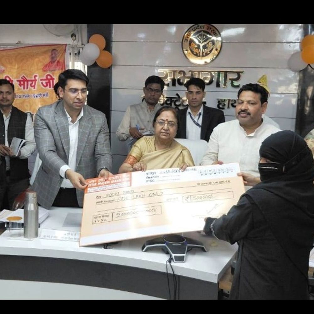 प्रभारी मंत्री बोली- जनप्रतिनिधियों का फोन जरूर उठाएं अधिकारी:हाथरस में बेबी रानी मौर्य ने विकास कार्यों की समीक्षा की, दिए निर्देश