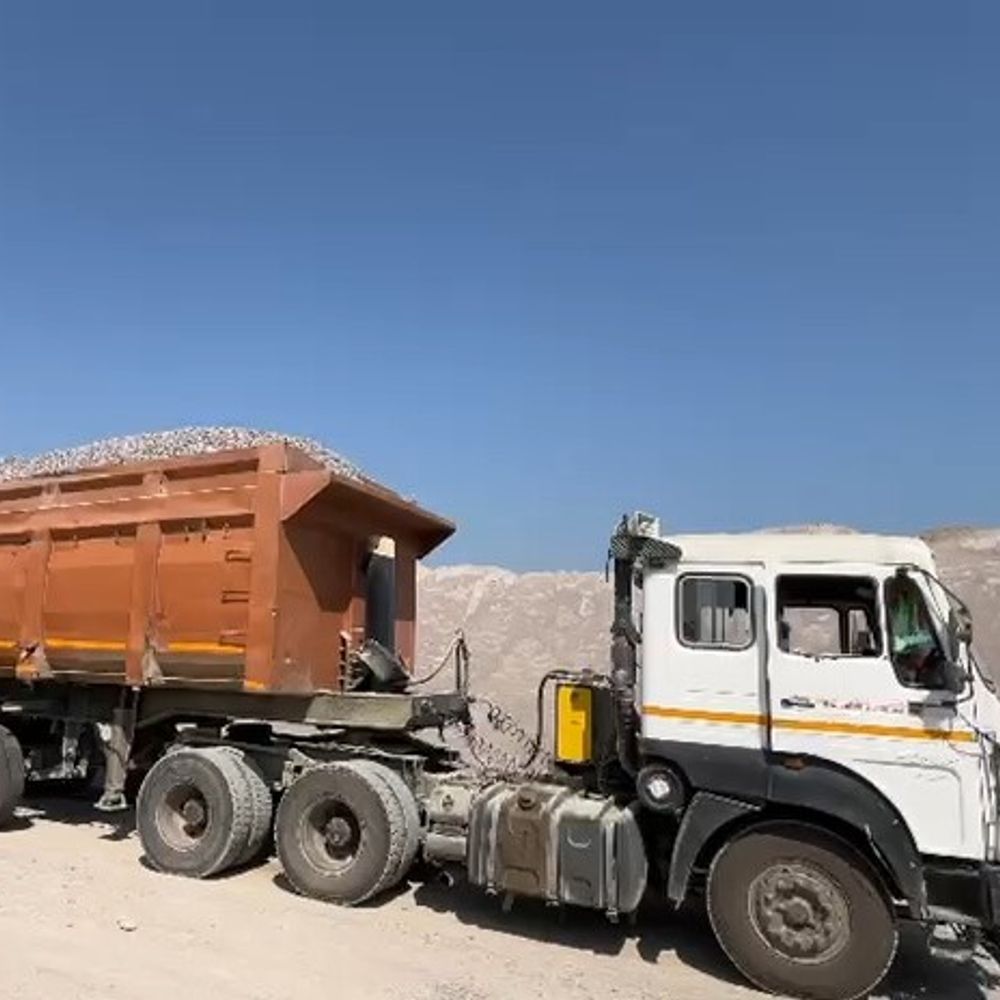 महोबा में क्रेशर प्लांटों पर छापा, 17 ट्रक सीज:अवैध खनन और परिवहन के खिलाफ कार्रवाई, SDM ने दिए थे आदेश