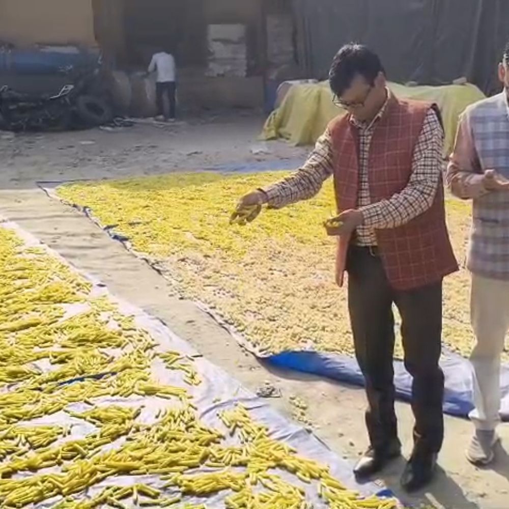 खाद्य विभाग ने मिलावटी तेल, रंगीन कचरी जब्त की:10 नमूने जांच को भेजे, फिरोजाबाद में होली को लेकर चला अभियान