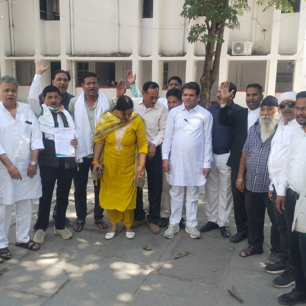 कांग्रेस प्रदेश महासचिव ऋतिक शुक्ला की रिहाई की मांग:दिल्ली पुलिस की हिरासत को बताया 'फर्जी', ललितपुर में डीएम को सौंपा ज्ञापन