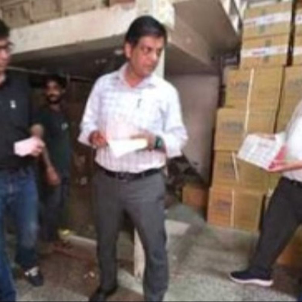 आगरा की 6 मेडिकल एजेंसियों पर छापा:10 घंटे चली जांच में स्टॉक-बिल में मिला अंतर, नींद और पेट की दवाएं भी संदिग्ध पाई गईं