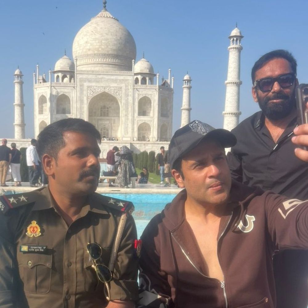कॉमेडियन कृष्णा अभिषेक ने किया ताज दीदार:डायना बैंच से ली तस्वीर, ताज सुरक्षा के पुलिस कर्मियों के साथ ली सेल्फी