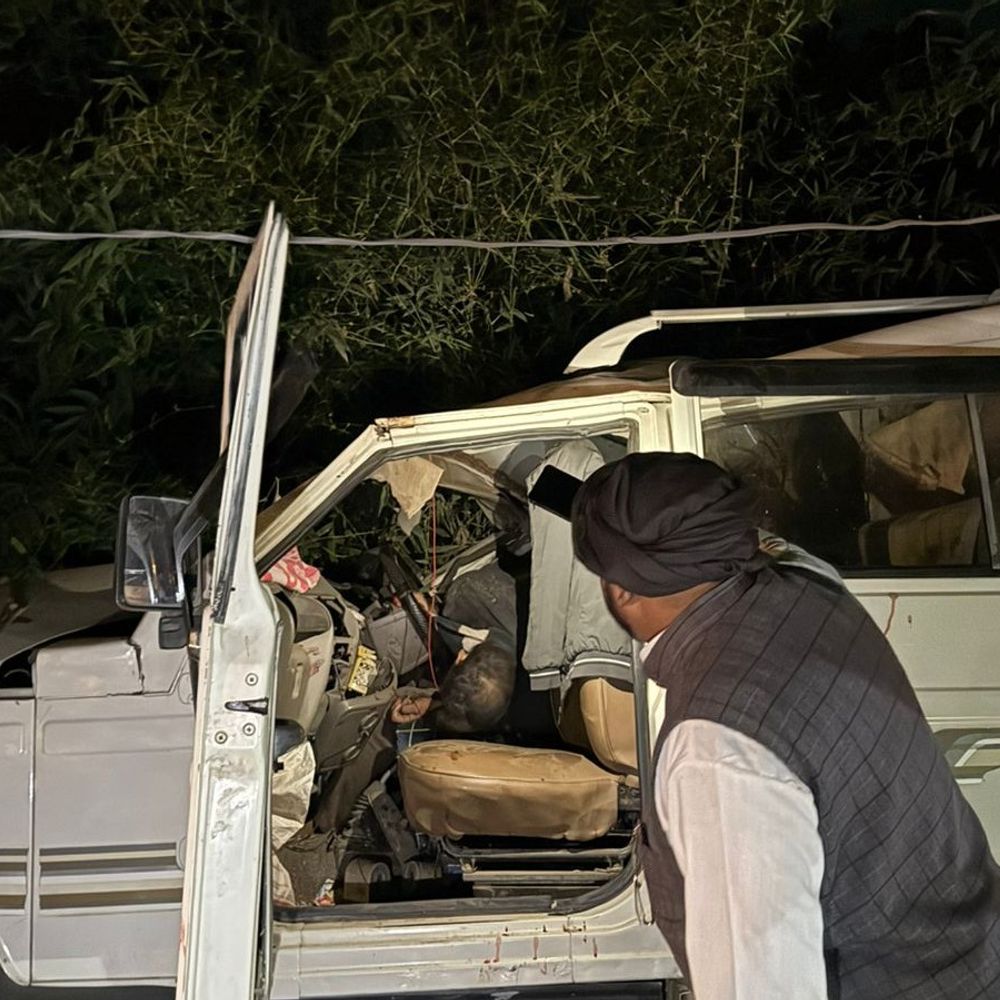 बोलेरो-पिकअप की टक्कर, दो की मौत:संतकबीरनगर में खलीलाबाद स्टेशन जा रहे थे यात्री, 8 घायल