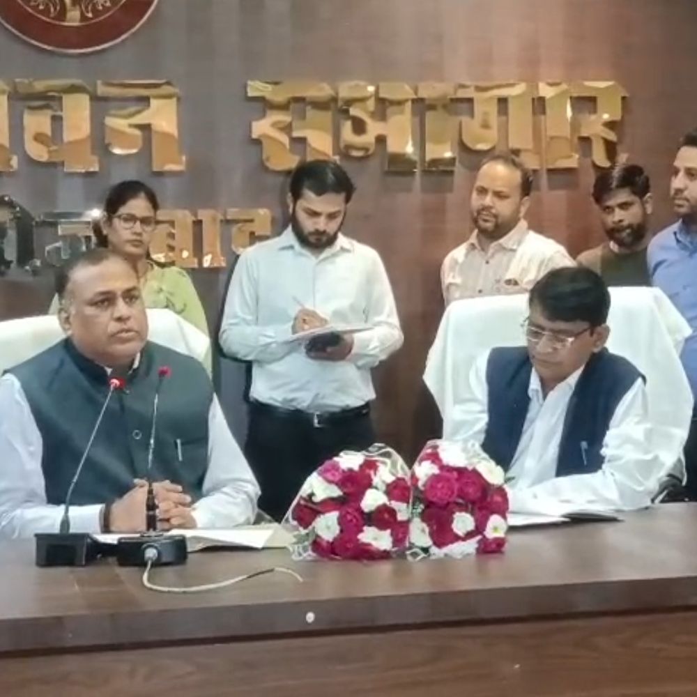 फिरोजाबाद में दिव्यांगजनों के लिए मोबाइल कोर्ट:45 शिकायतों का मौके पर निस्तारण, विभिन्न विभागों ने लगाए स्टॉल