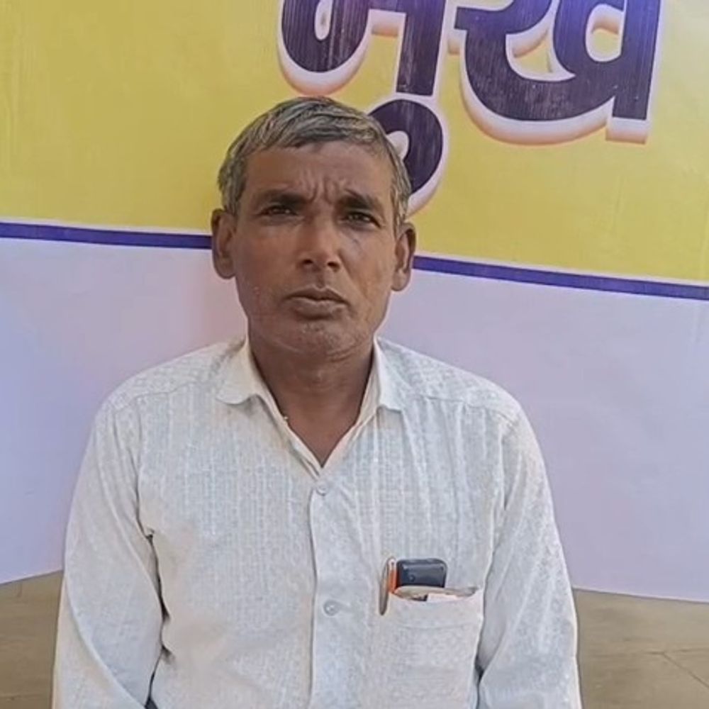 पूर्व प्रधान पर विकास कार्यों में गड़बड़ी का आरोप:खट्टा पहलादपुर निवासी भवन में धरने पर बैठे