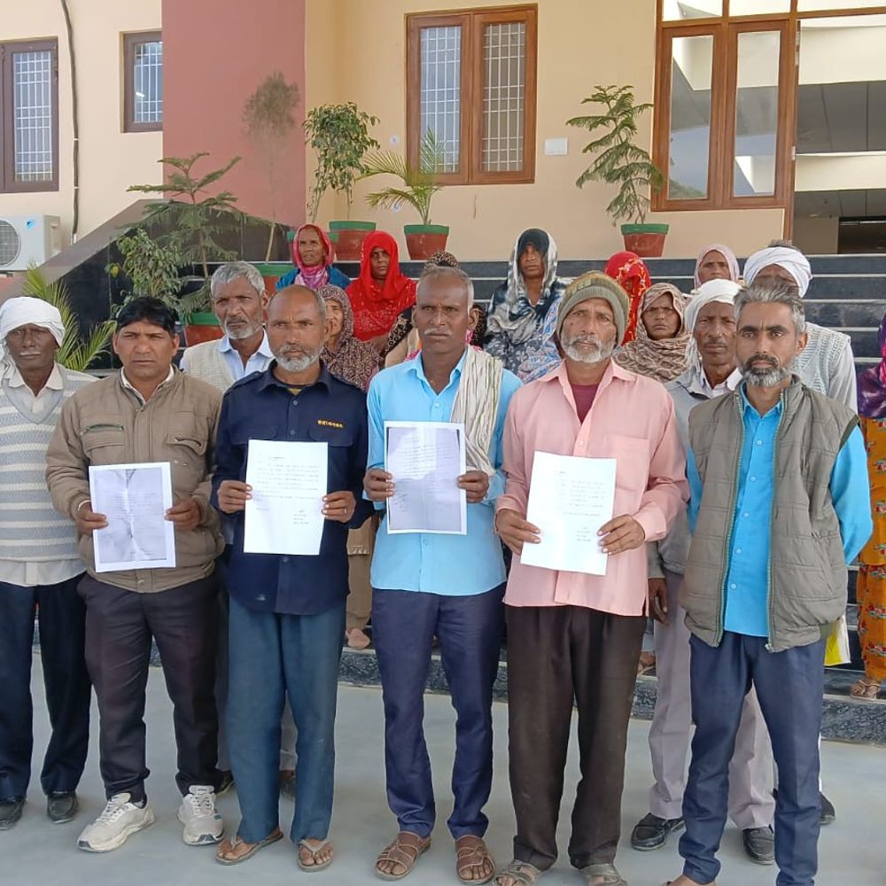 शामली में कूड़ा घर की जमीन पर दबंगों का कब्जा:आक्रोशित ग्रामीणों ने कलेक्ट्रेट पहुंचकर किया प्रदर्शन, कार्रवाई की मांग