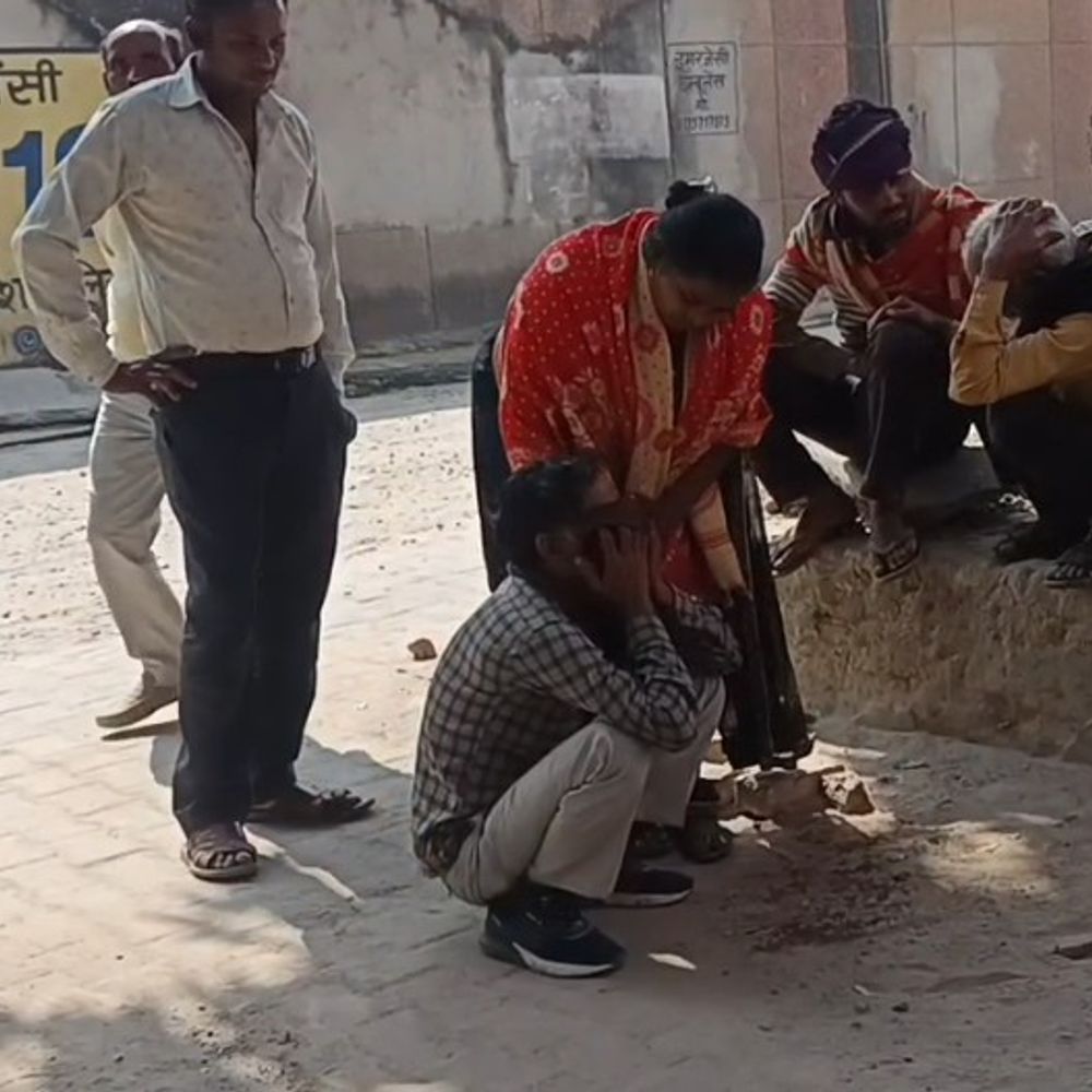एटा में युवक ने किया सुसाइड:गांव के बाहर पेड़ पर फंदा लगाया, घर आते ही पत्नी से हुआ था विवाद