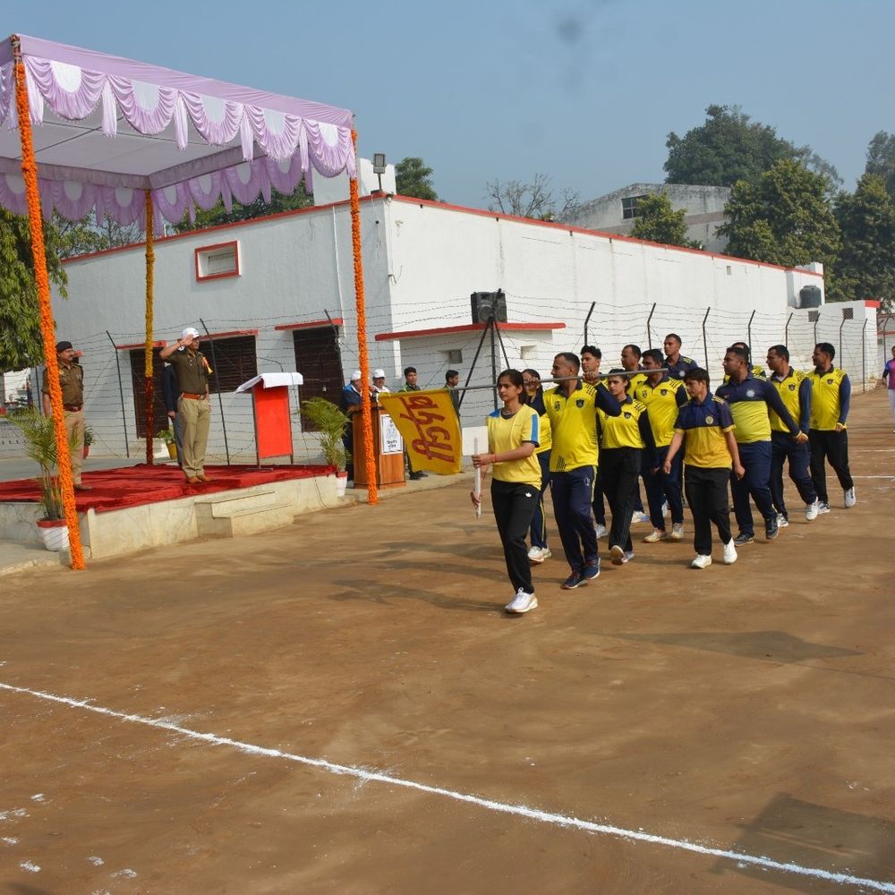 बिजनौर पुलिस लाइन में बदायूं-रामपुर ने जीते उद्घाटन मैच:एसपी ने कबूतर उड़ाकर तीन दिवसीय बॉस्केटबॉल प्रतियोगिता की शुरुआत की