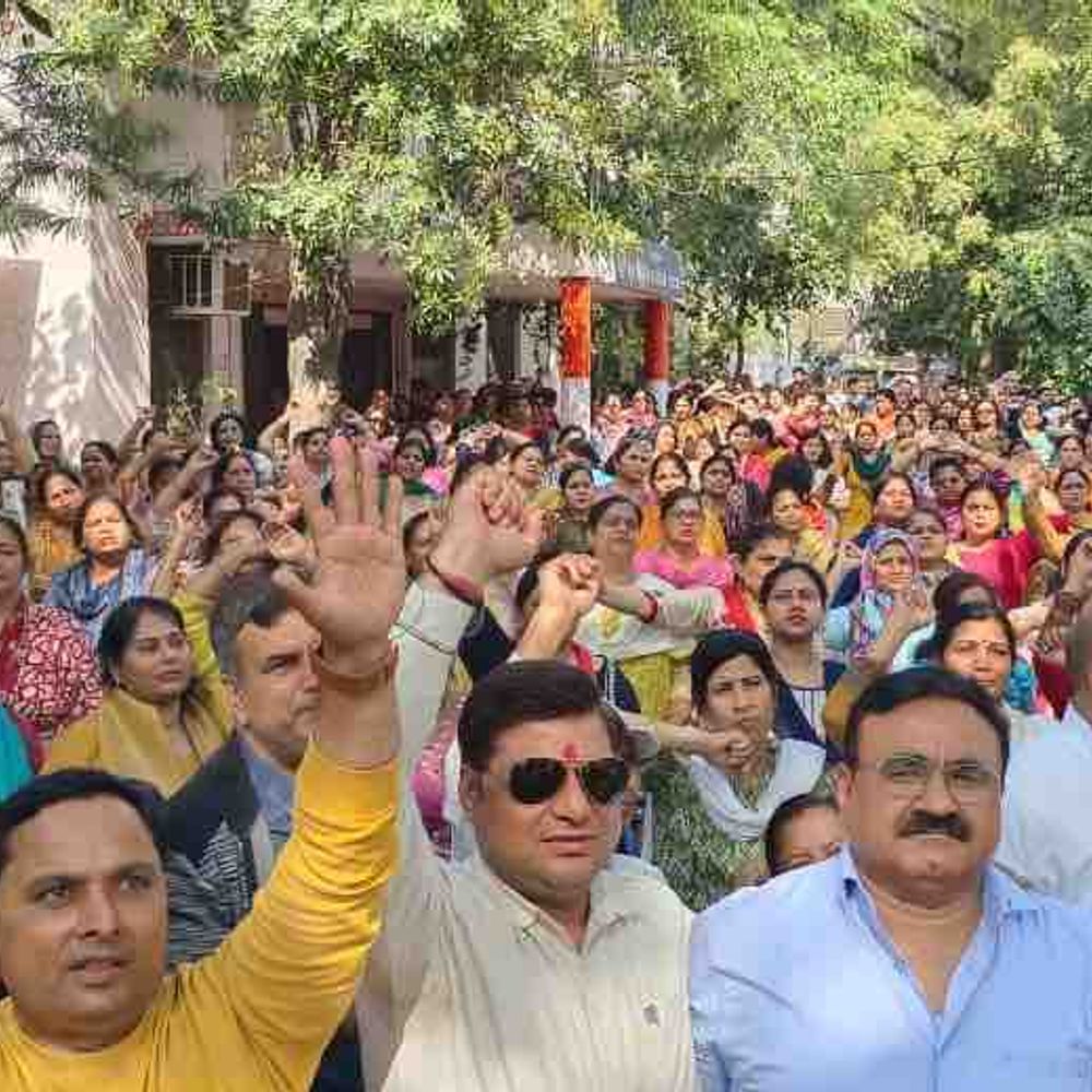 आरटीई पूर्व नियुक्त शिक्षकों को टीईटी से छूट की मांग:जिला मुख्यालय पर प्रदर्शन कर प्रधानमंत्री को ज्ञापन सौंपा