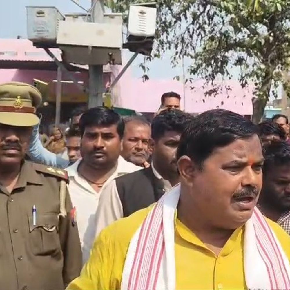 सीतापुर में दो बाइकों की टक्कर में युवक की मौत:घर वालों ने डॉक्टरों पर लगाया आरोप, भाजपा विधायक भी पहुंचे