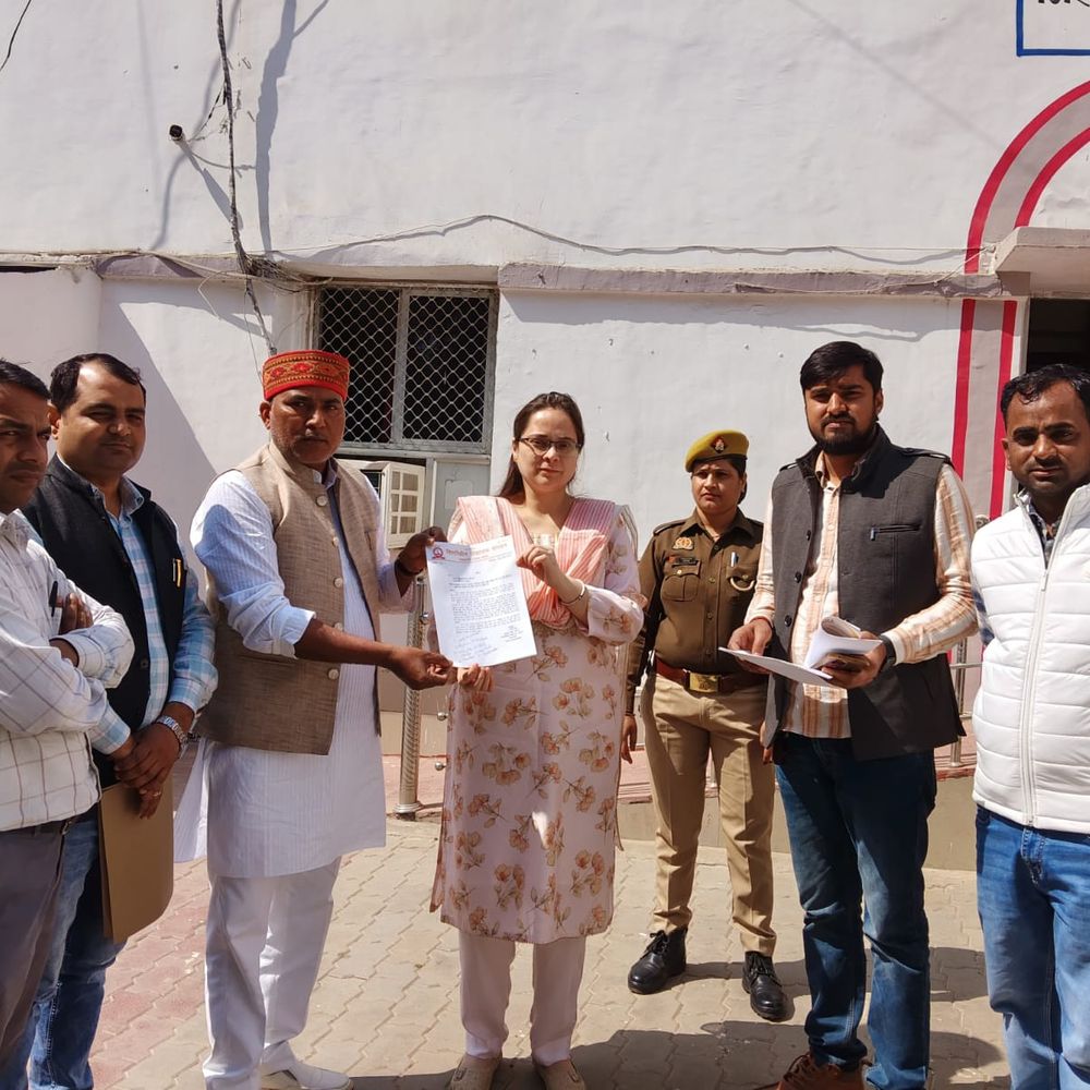 रायबरेली में वाहन फिटनेस सेंटर नहीं, चालान रोकने की मांग:वित्तविहीन विद्यालय संगठन ने डीएम को सौंपा ज्ञापन