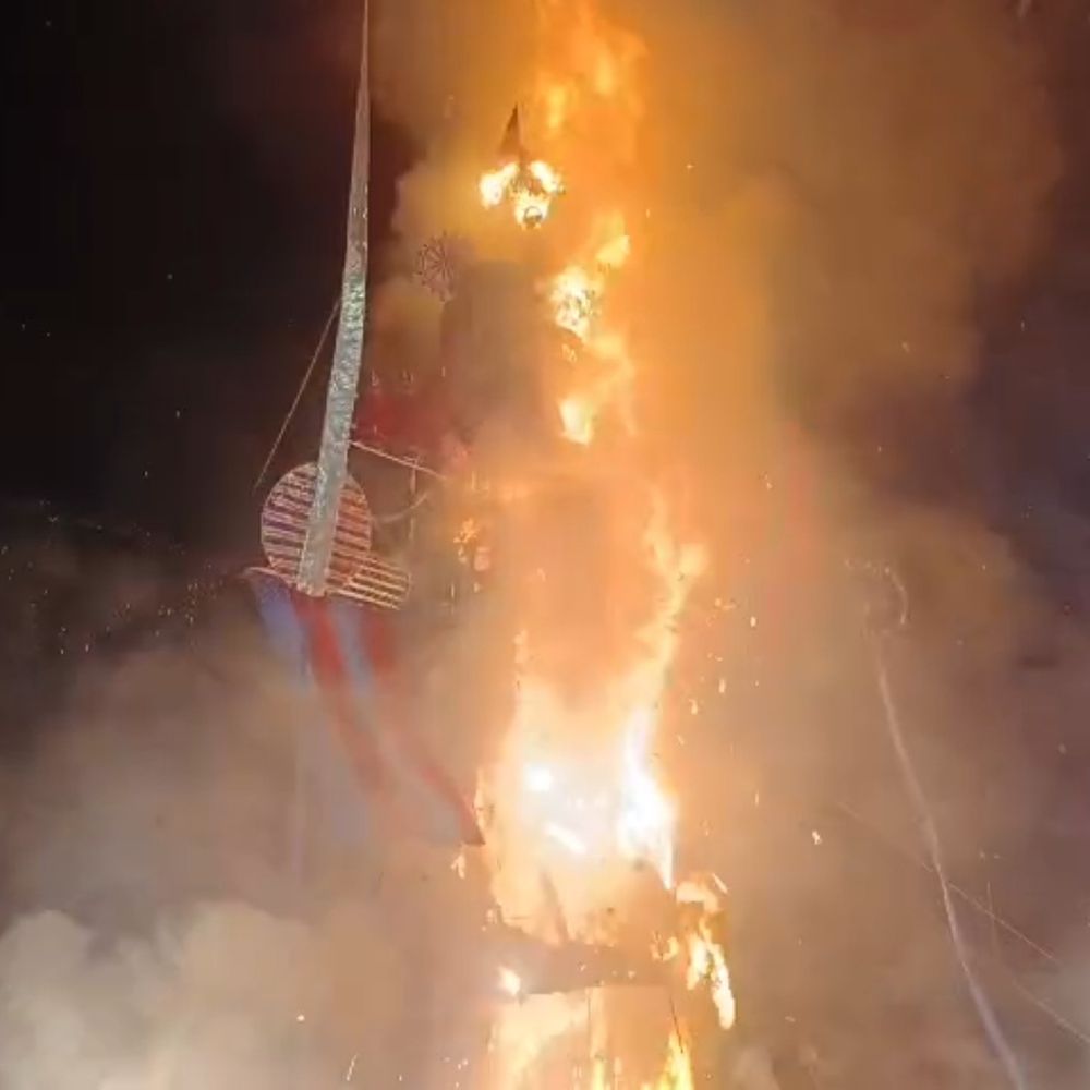 हरदोई नुमाइश मेले में 45 फुट ऊंचे रावण का दहन:श्रीराम लीला मंचन के बाद हुआ भव्य आयोजन; आतिशबाजी और सुरक्षा के रहे पुख्ता इंतजाम