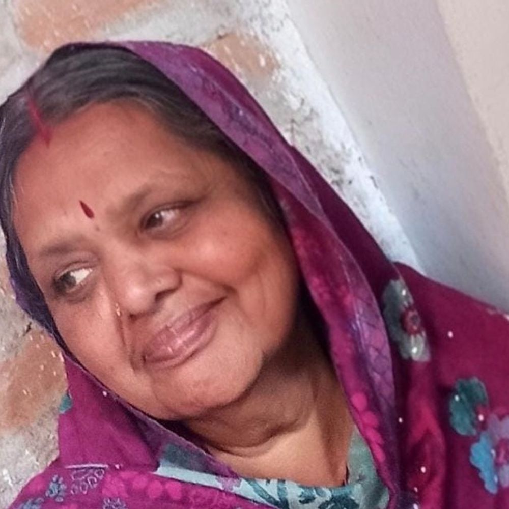 बिस्तर पर मिला महिला का शव, कानों से कुंडल गायब:महोबा में लूट के बाद हत्या की आशंका, घर में अकेली थीं महिला; पुलिस-फॉरेंसिक टीम जांच में जुटी