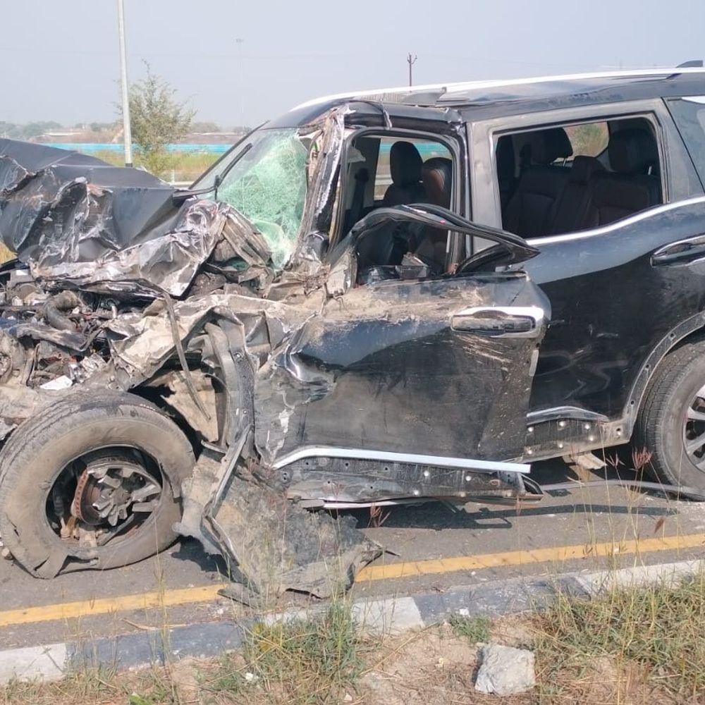 खड़े ट्रक से टकराई स्कार्पियो, 6 लोग घायल:पूर्वांचल एक्सप्रेसवे पर भीषण सड़क हादसा, तीन की हालत गंभीर