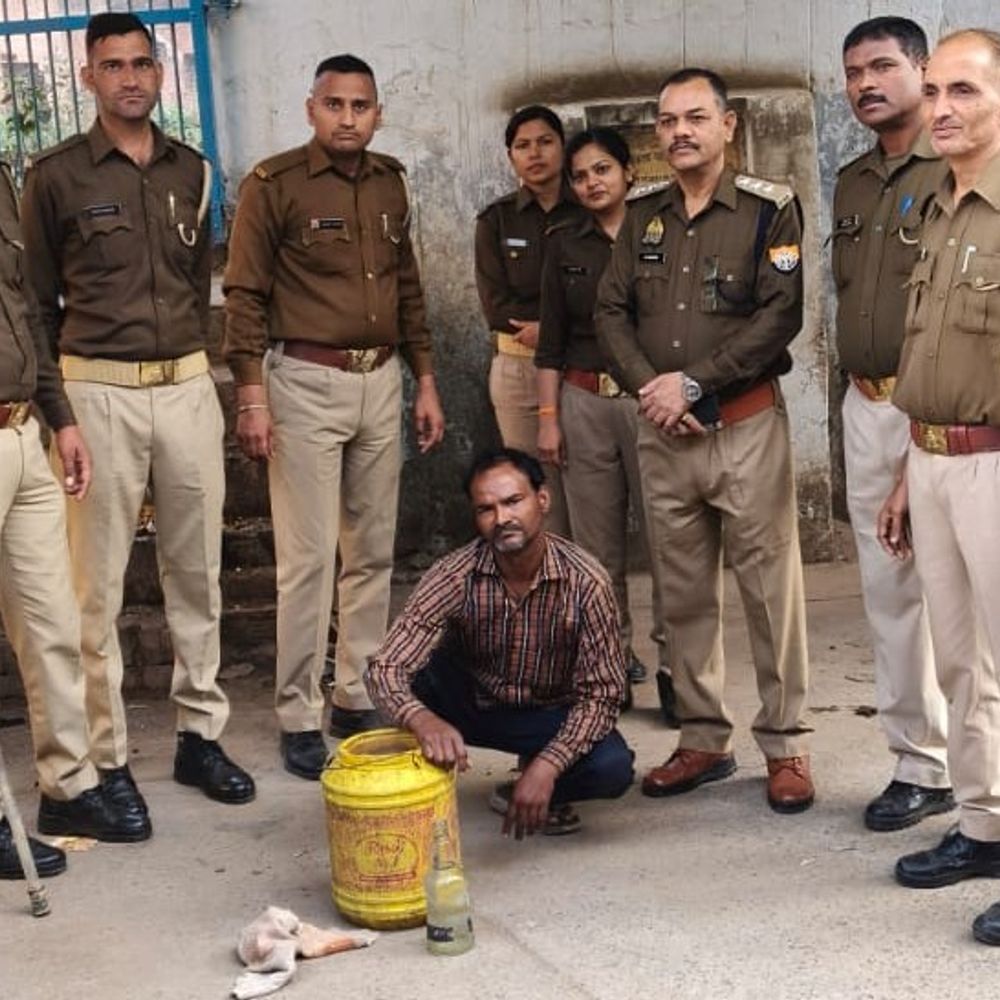 फिरोजाबाद में 22 लीटर कच्ची शराब जब्त:20 किलो लहन नष्ट; दो पर केस दर्ज, आबकारी विभाग ने की कार्रवाई