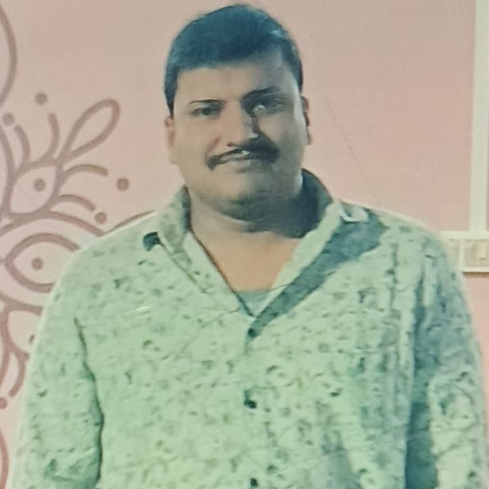 रायबरेली में कार पेड़ से टकराई, तीन की मौत:दोस्त की बहन के तिलक का सामान लेकर लौट रहे थे, कार के परखच्चे उड़े