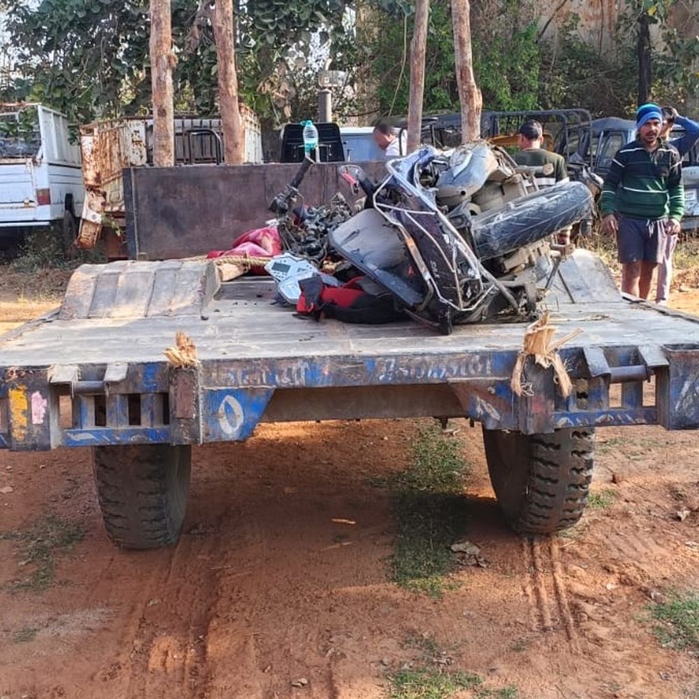 ट्रैक्टर ने शिक्षिका और मासूम बच्चे को कुचला:  हादसे में टीचर की मौत, बच्चा गंभीर घायल, ड्राइवर की तलाश में जुटी पुलिस – Surajpur News