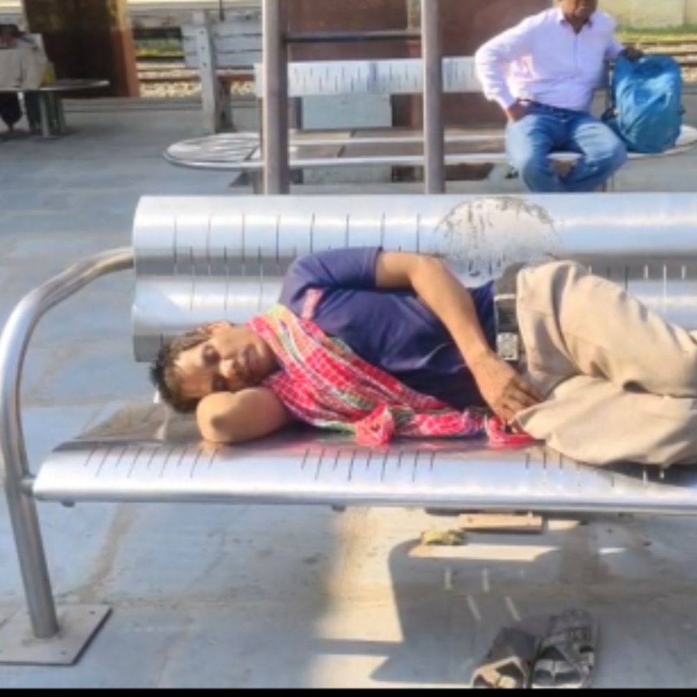 चंबल एक्सप्रेस में यात्री जहरखुरानी का शिकार:मिर्जापुर स्टेशन पर अचेत हालत में पड़ा मिला, अस्पताल में भर्ती