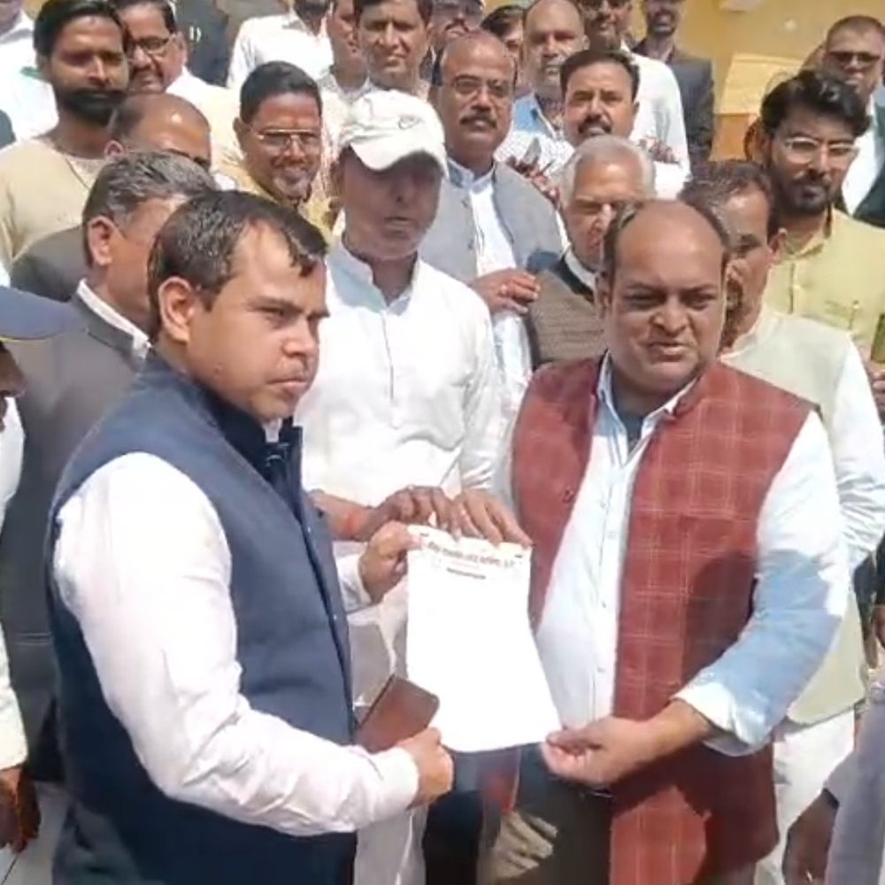 फिरोजाबाद में 'यादव जी की लवस्टोरी' फिल्म का विरोध:फिल्म पर प्रतिबंध लगाने की मांग, बोले- समाज की भावनाएं होंगी आहत