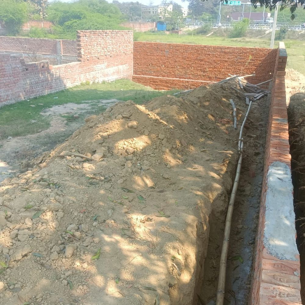 कोईराजपुर में सरकारी बंजर भूमि पर अवैध कब्जा:भू-माफियाओं ने रातों-रात खड़ी की दीवार, प्रशासन चलाएगा बुलडोजर