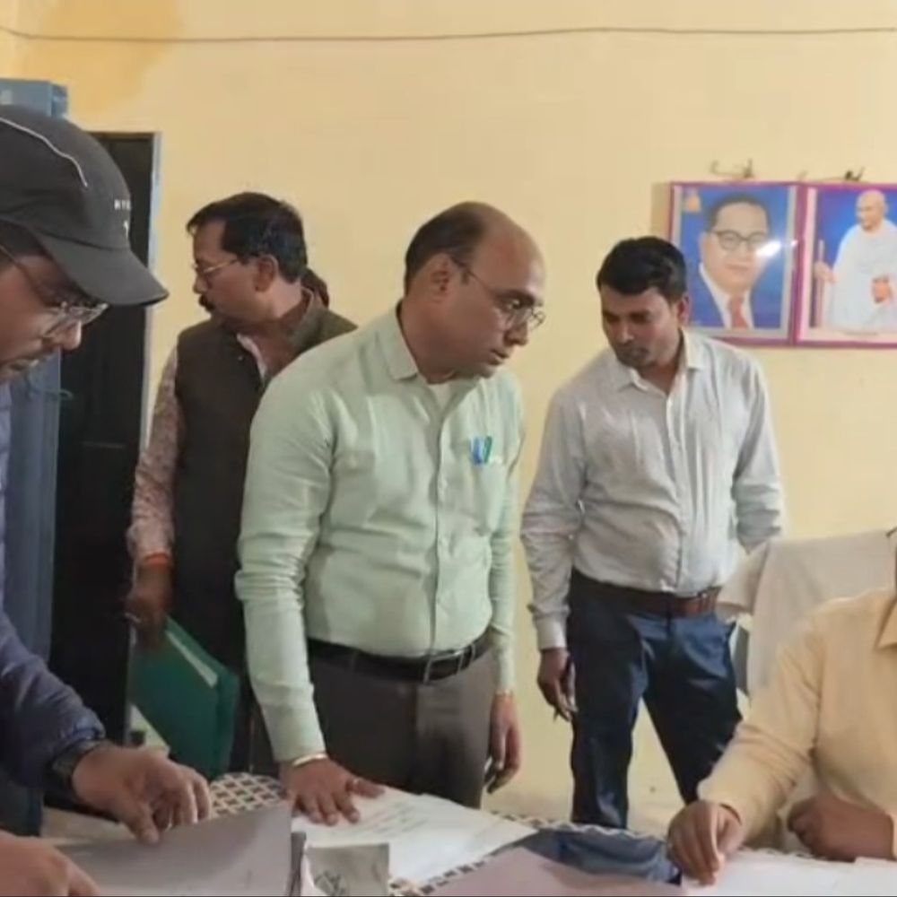 जिलाधिकारी ने कोंच तहसील का निरीक्षण किया:अभिलेख दुरुस्त रखने के निर्देश दिए, नई तहसील का प्रस्ताव शासन को भेजा