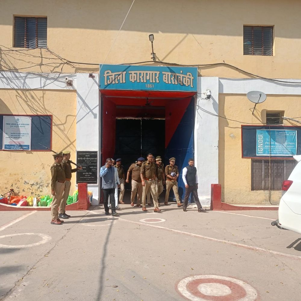 बाराबंकी जेल का DM-SP ने किया औचक निरीक्षण:हाई सिक्योरिटी बैरक भी देखी, बोले- सभी कैमरे हर समय चालू रहने चाहिए