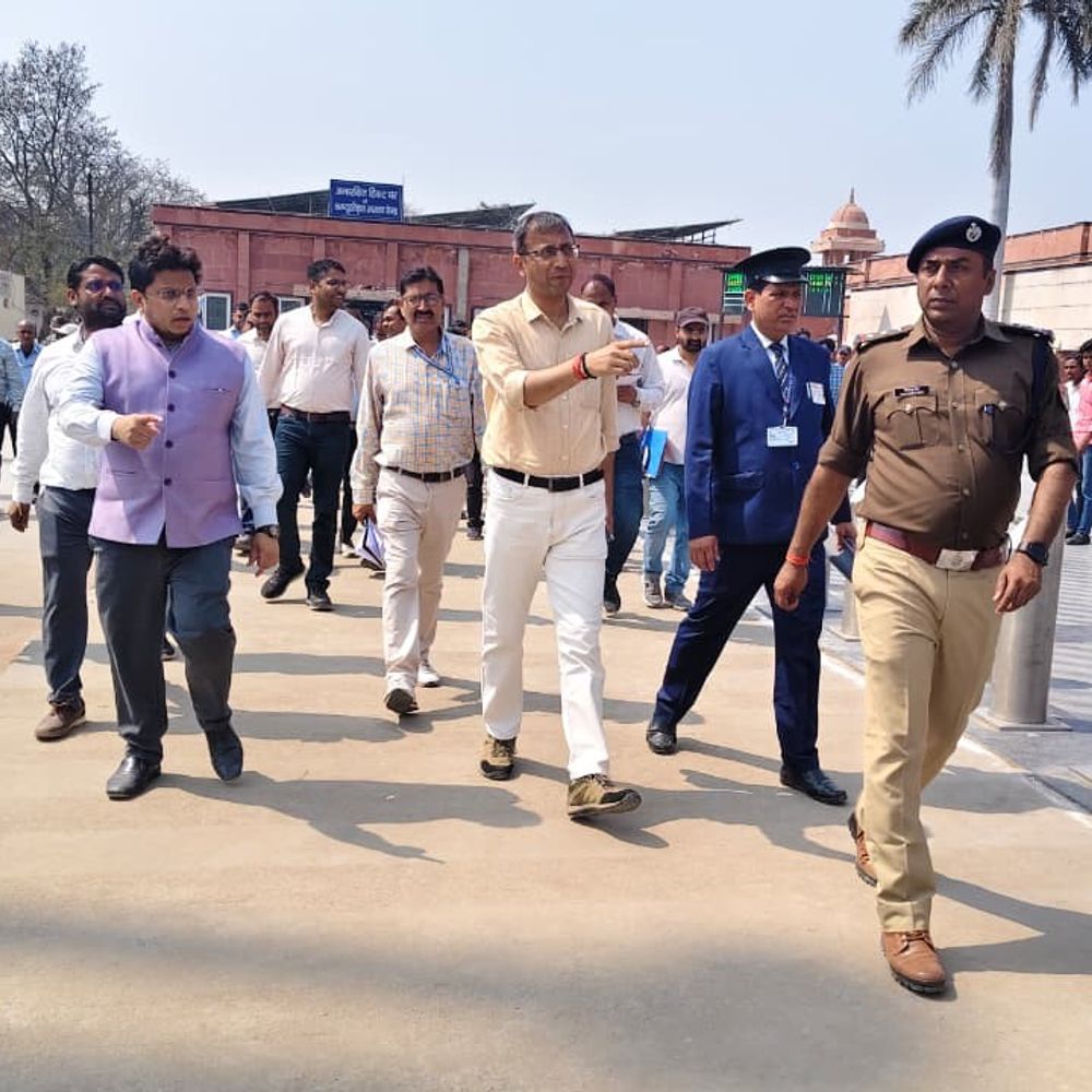 मंडल रेल प्रबंधक ने बलिया स्टेशन का निरीक्षण किया:बलिया में अमृत भारत योजना के तहत विकास कार्यों की समीक्षा की