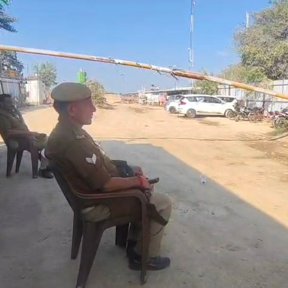 BSP विधायक उमाशंकर के कौशांबी प्लांट पर IT रेड:24 घंटे से ज्यादा समय से जांच चल रही, शादी के स्टिकर लगाकर पहुंची थी गाड़ियां