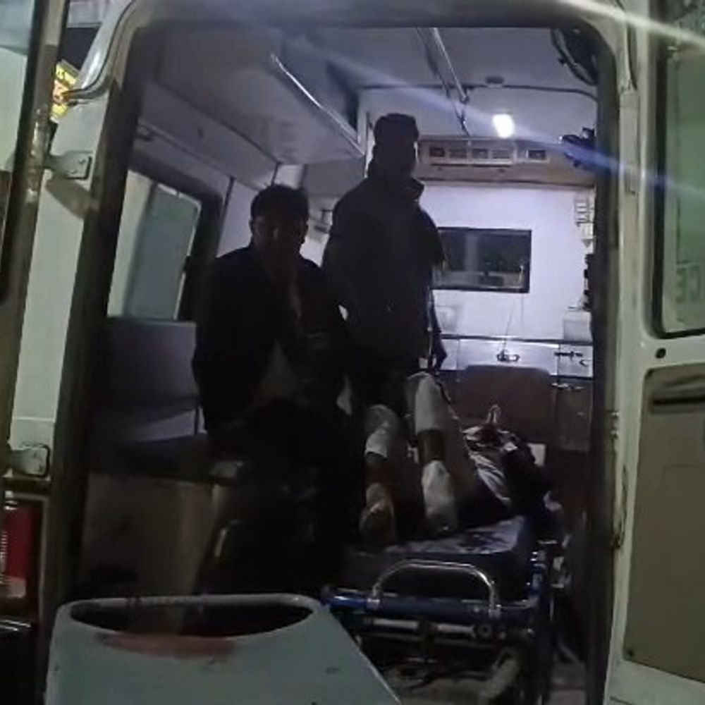 उन्नाव में कार ने ओवरब्रिज पर 4 लोगों को रौंदा:10 मीटर दूर जा गिरे घायल; एक कानपुर रेफर, पुल पर लगा लंबा जाम