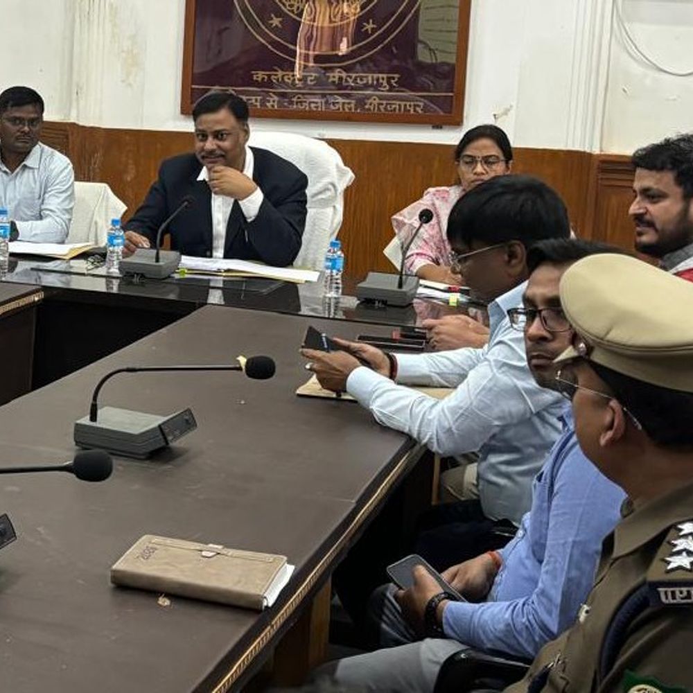 जिलाधिकारी ने मिर्जापुर की नदियों की सफाई का निर्देश दिया:गड़ई, खजुरी और लोंहदी में सिल्ट हटाकर तटबंध मजबूत होंगे