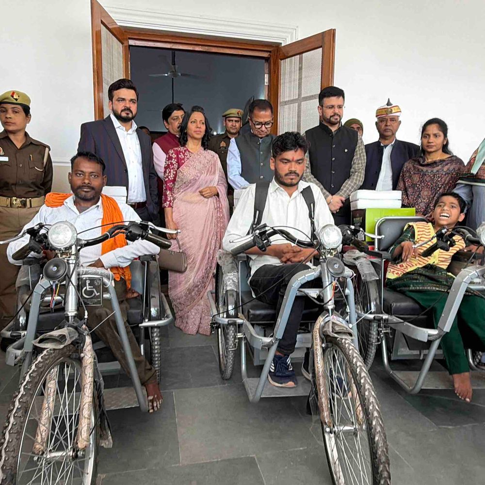 रामपुर में तीन दिव्यांगों को मिलीं इलेक्ट्रॉनिक ट्राई साइकिलें:डीएम ने रेडिको खेतान के सहयोग से वितरित की, सात और जल्द मिलेंगी