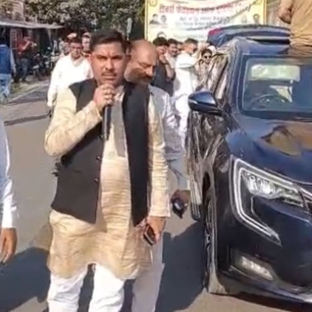 बदायूं में शिक्षकों का TET अनिवार्यता के खिलाफ प्रदर्शन:केंद्र सरकार से अध्यादेश लाकर छूट देने की मांग, ज्ञापन सौंपा