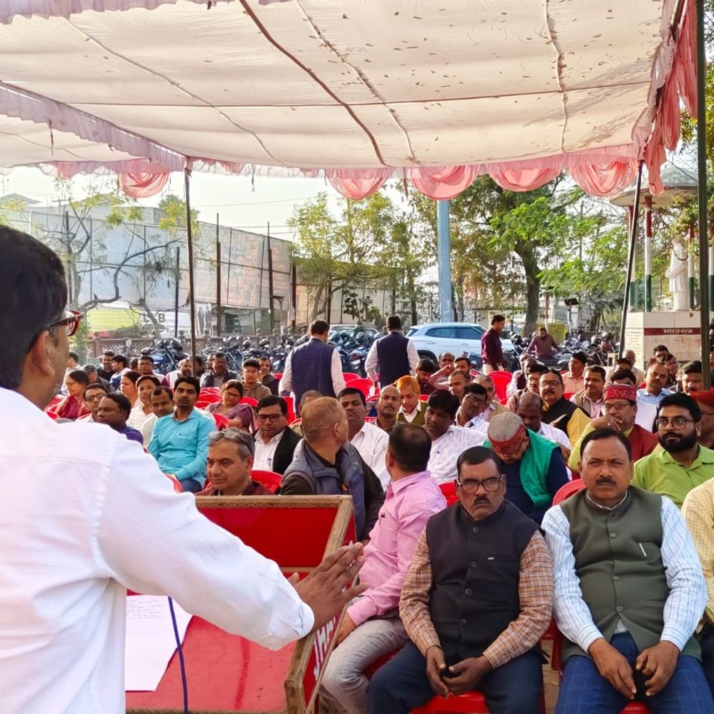 सुल्तानपुर में शिक्षकों ने किया प्रदर्शन:RTE से पहले नियुक्त शिक्षकों को TET से छूट देने की मांग