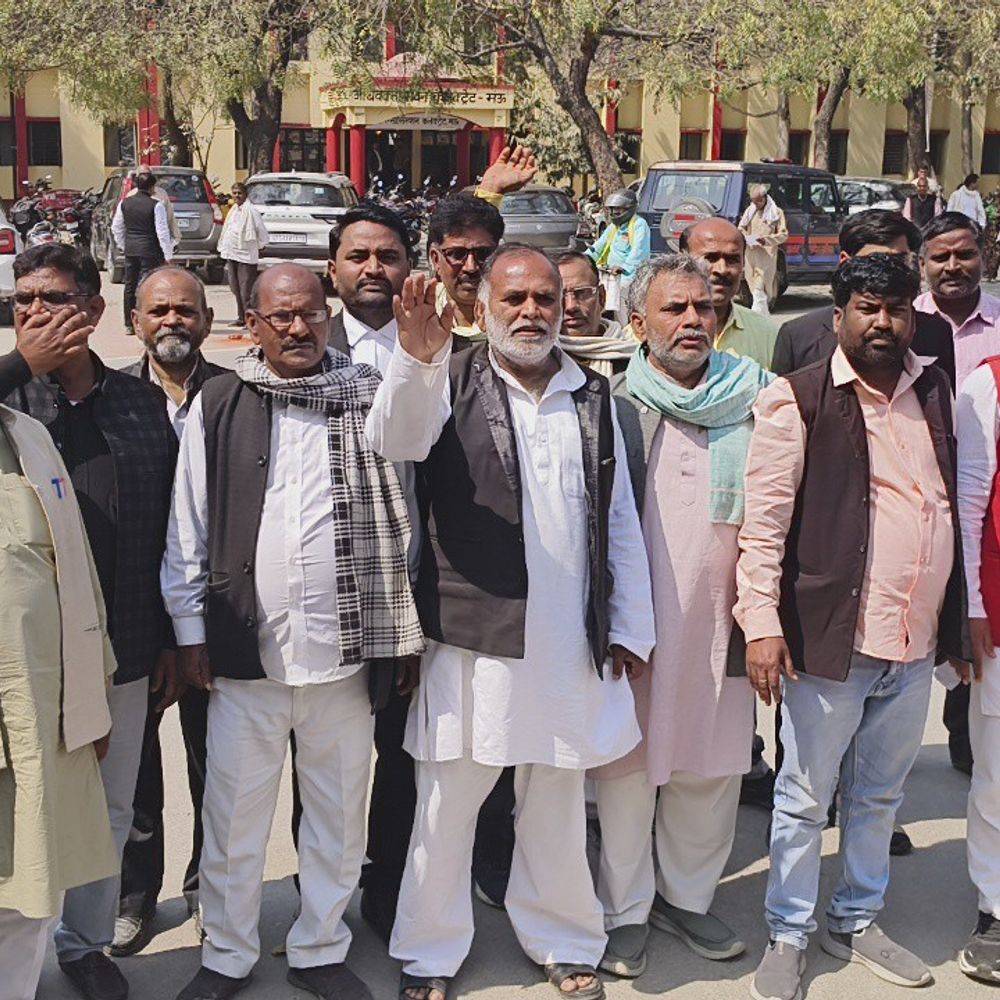 मऊ में 'यादव जी की लव स्टोरी' फिल्म पर प्रदर्शन:यादव महासभा ने फिल्म पर रोक और निर्माताओं पर कार्रवाई की मांग की