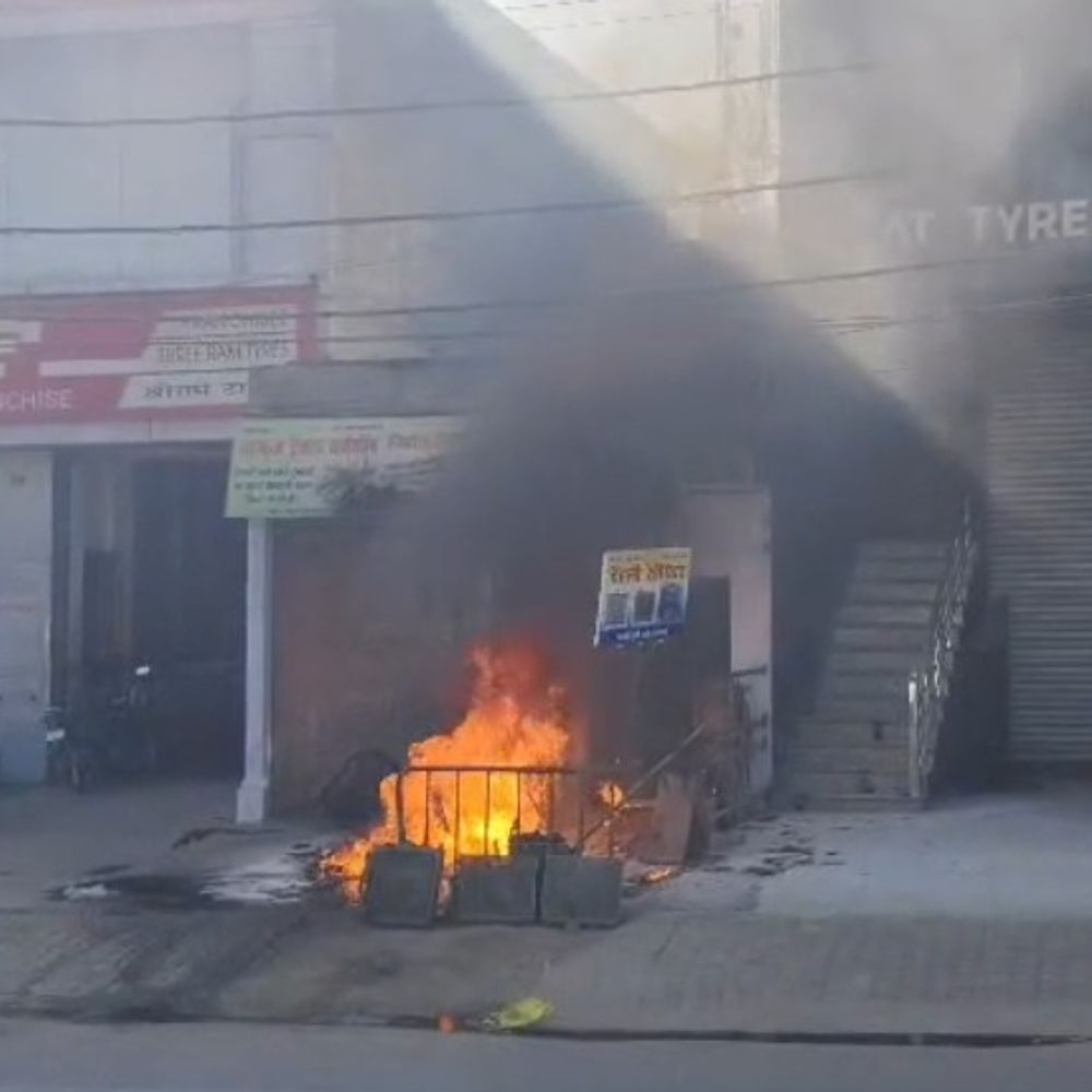 बागपत में वेल्डिंग दुकान के बाहर बाइक में आग:फायर ब्रिगेड ने पाया काबू, पुलिस जांच में जुटी