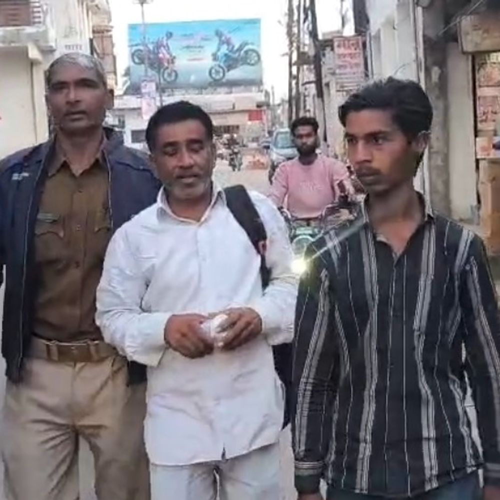 कब्र विवाद में भाजपा नेता को पुलिस पैदल ले गई:जिला अस्पताल जाने के लिए नहीं मिला वाहन, मेडिकल जांच करानी थी