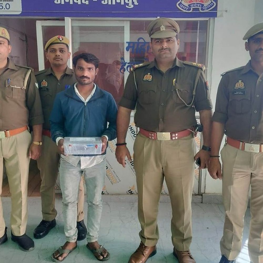 जौनपुर में 50 हजार का इनामी अपराधी गिरफ्तार:पुलिस ने अवैध तमंचे और कारतूस के साथ दबोचा