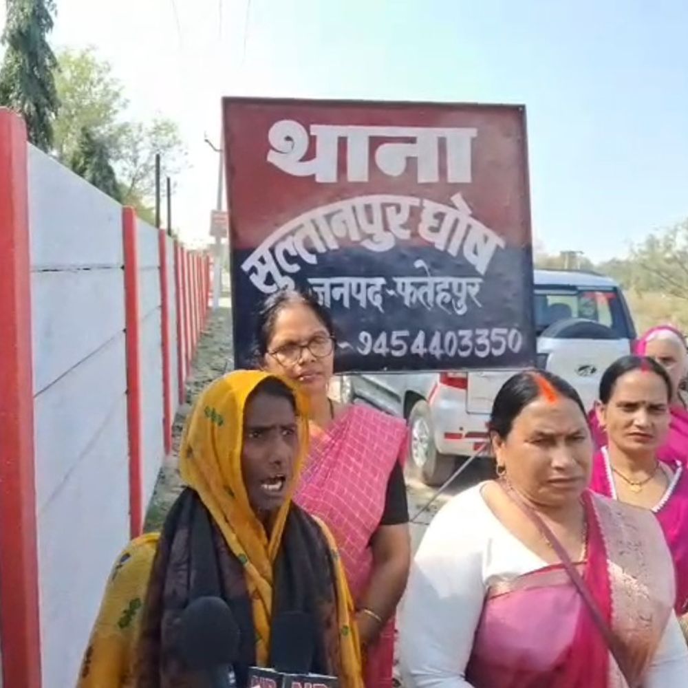 फतेहपुर में दो लापता बेटियों का सुराग नहीं:गुलाबी गैंग की महिलाओं ने थाने का घेराव किया, पीड़ित परिवार भी साथ पहुंचे