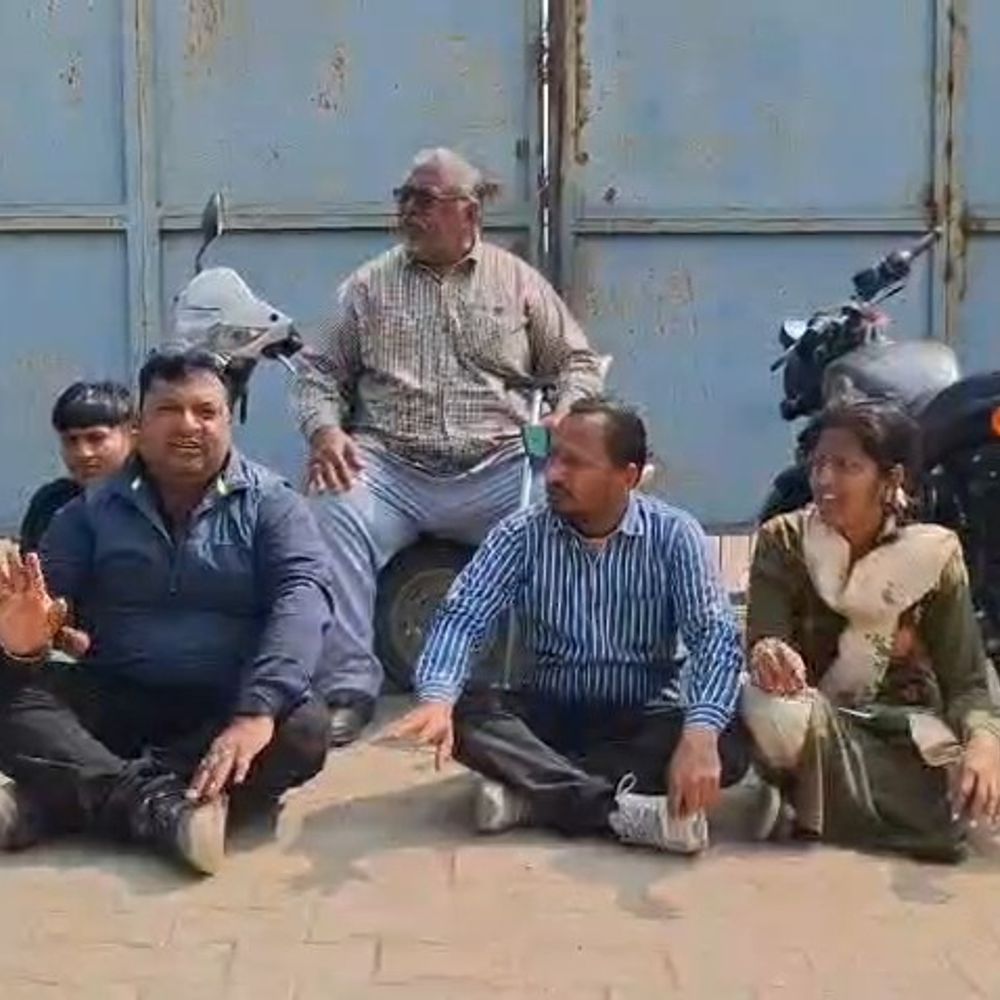 जिप अध्यक्ष और पति पर राइस मिल कब्जे का आरोप:मारपीट व धमकी के बाद पीड़ित परिवार धरने पर बैठा, कार्रवाई की मांग