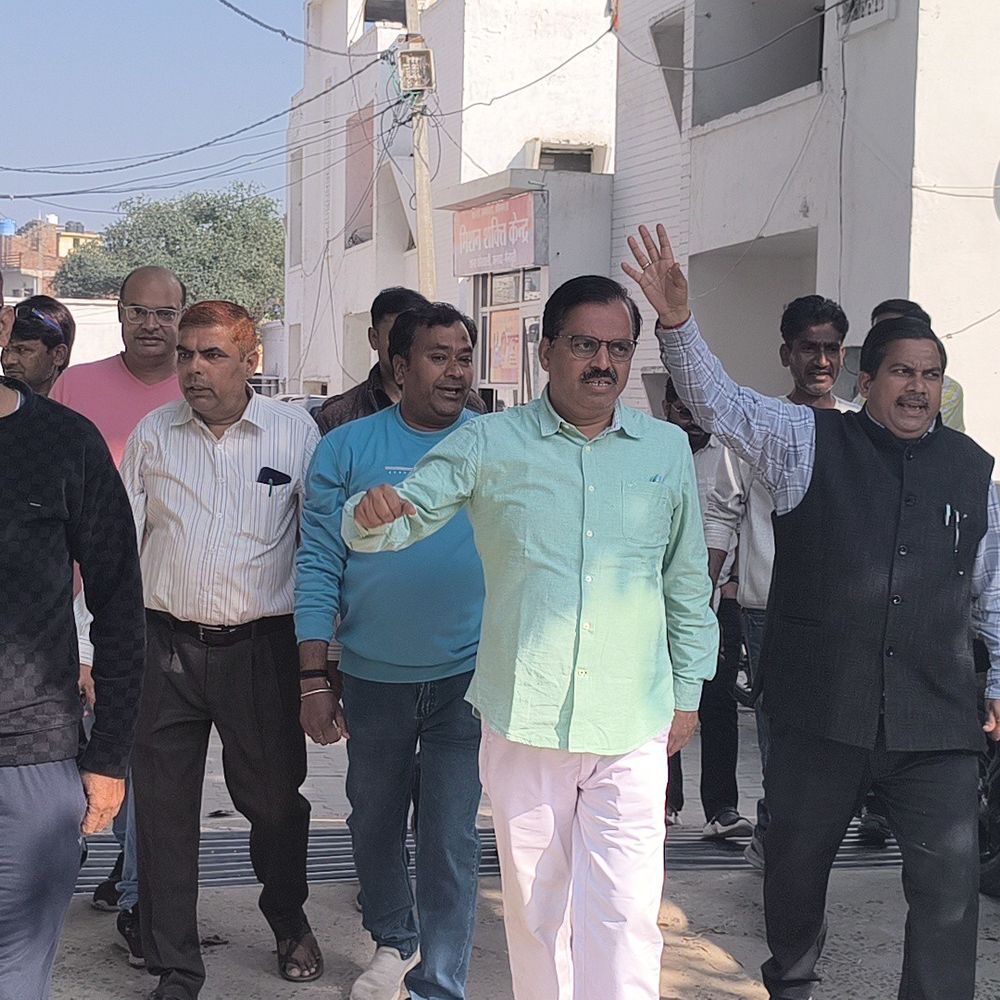 मैनपुरी अस्पताल में वार्ड बॉय से अभद्रता का आरोप:स्टाफ ने कोतवाली पहुंचकर किया विरोध प्रदर्शन, जांच जारी