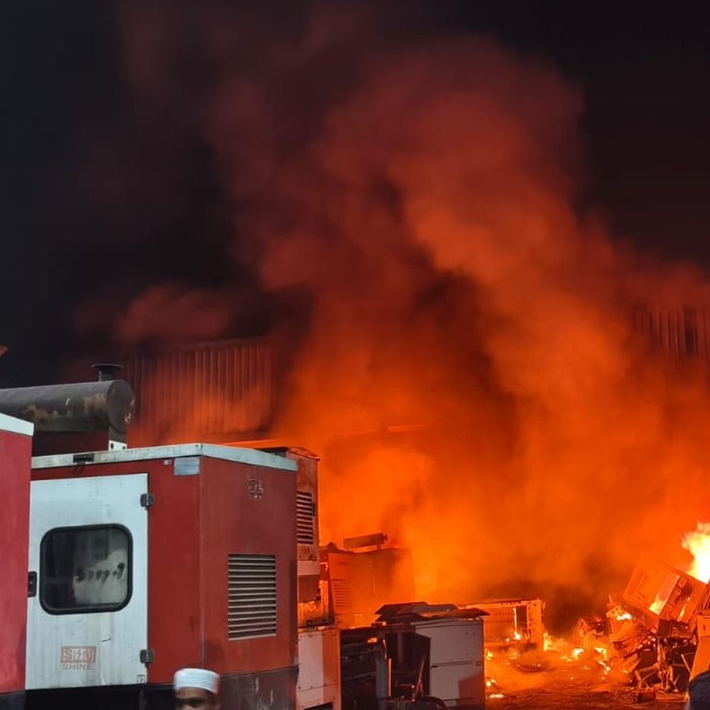 मुजफ्फरनगर में जनरेटर फैक्ट्री-गोदाम में लगी आग:शॉर्ट सर्किट से लाखों का नुकसान, दमकल की कई गाड़ियों ने बुझाई