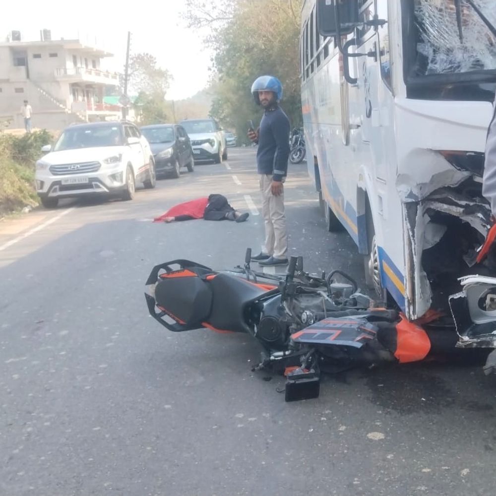 कांगड़ा में सड़क हादसे में युवक की मौत:  युवती घायल; टूरिस्ट बस और बाइक में हुई टक्कर, दोनों की पहचान नहीं – Dehra News