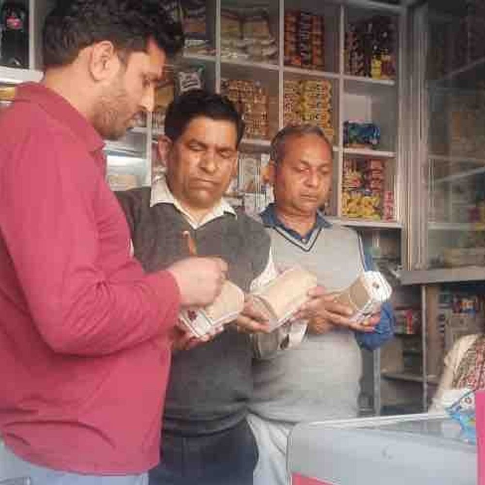 फ्लिपकार्ट के वेयरहाउस पर छापा, बिल नहीं दिखा पाए:बुलंदशहर में खाद्य विभाग ने 9 नमूने लिए, कई उत्पाद मिले संदिग्ध